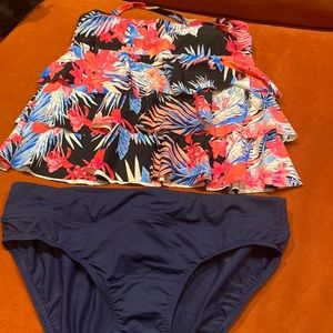 Island Escape Swimming tummy  thinner tankini top island escape size 10